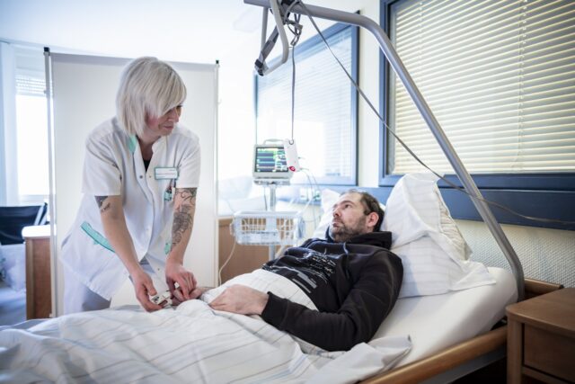 Gesundheits- und Krankenpflegerin im Dienst