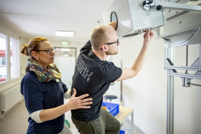 Ergotherapeutin mit Patient im "Work Park"