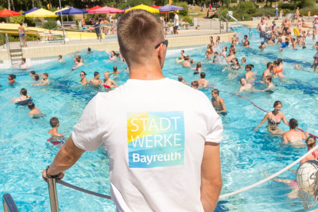 Spaß und Entspannung finden Sie in den Bädern der Stadtwerke Bayreuth. Schauen Sie doch einfach mal in der Lohengrin Therme, im Stadtbad, im Kreuzsteinbad oder im Freiluftbad in der Bürgerreuth vorbei.
