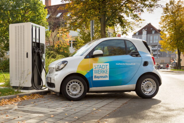 Kein Saft im Auto? Laden können Sie an acht öffentlichen Ladestationen der Stadtwerke Bayreuth. Zuhause laden Sie besonders günstig, wenn Sie sich für unseren Tarif "MeinLadeStrom" entscheiden. 
