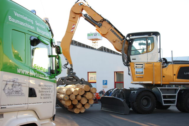 BIV-LKW mit LIEBHERR Mobilbagger LH50 Timber